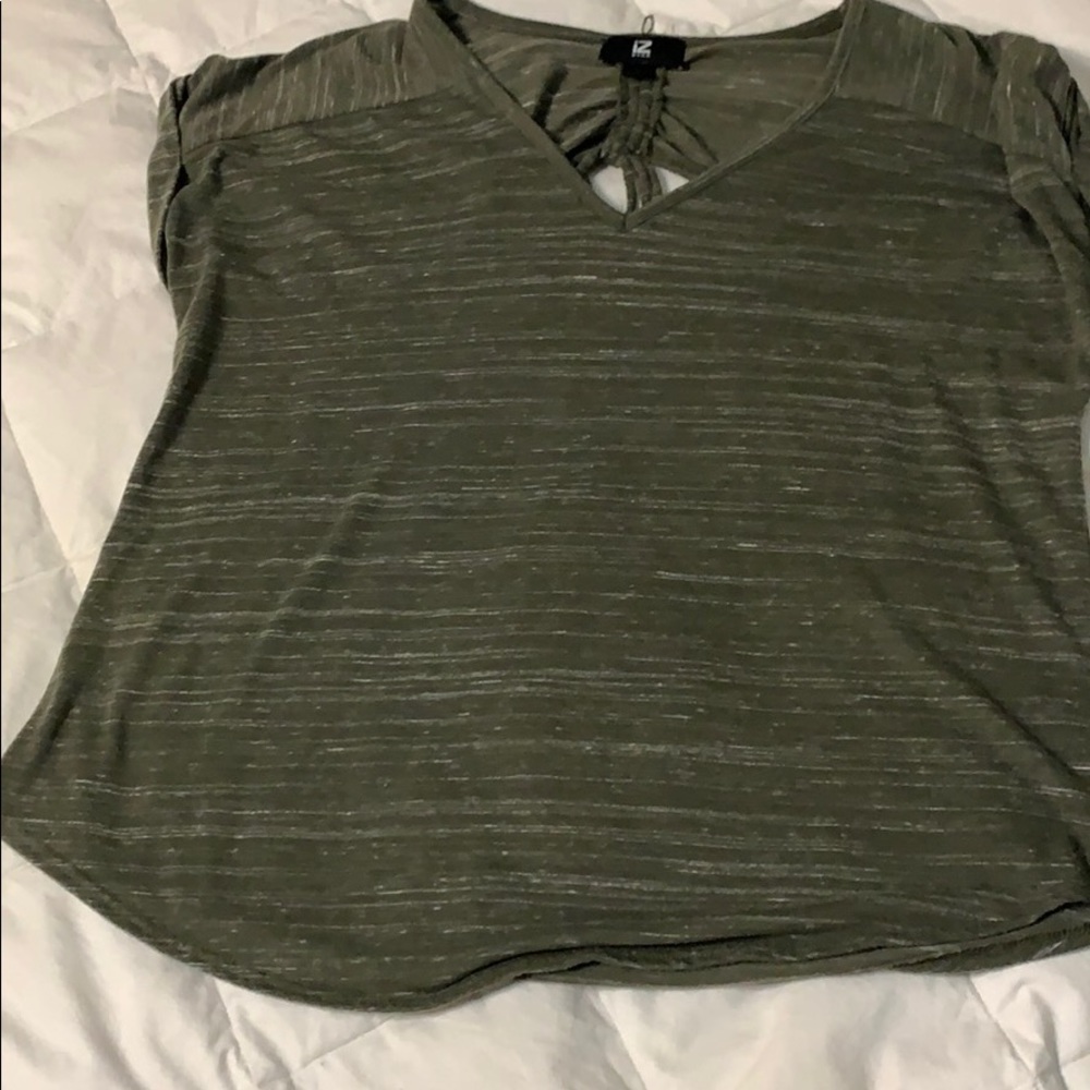 Short sleeveless hole tie back shirt